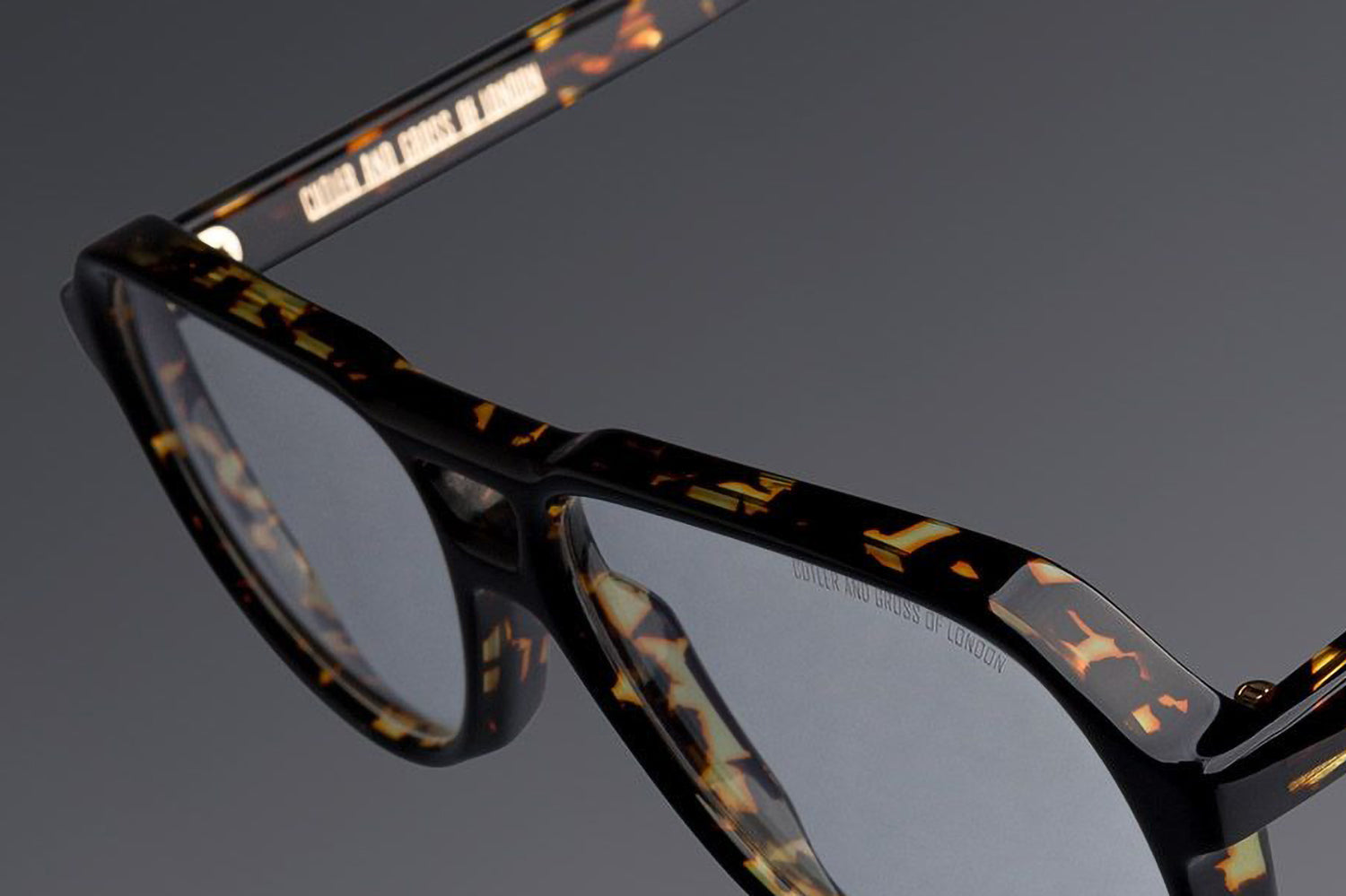 美品 CUTLER AND GROSS 9782 03 ツーブリッジ サングラス 美品 CUTLER AND GROSS 9782 03 ツーブリッジ サングラス