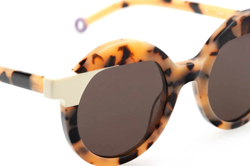 Kaleos Eyehunters - Crewe Sunglasses Spotted Beige Tortoise/White